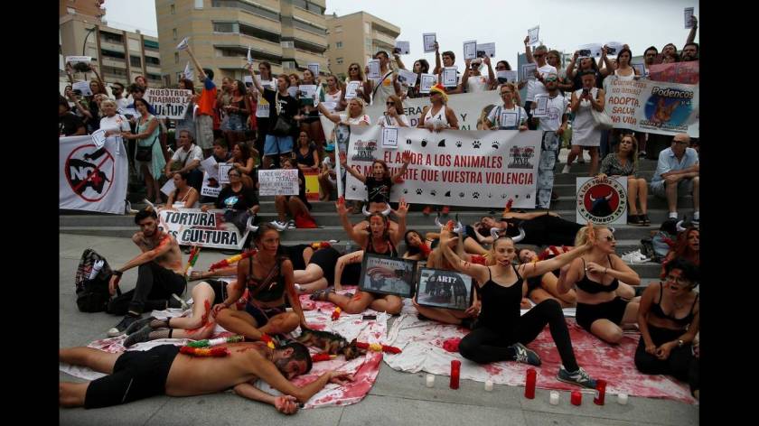 Οι Ισπανοί διαδηλώνουν με έναν πρωτότυπο τρόπο κατά των ταυρομαχιών