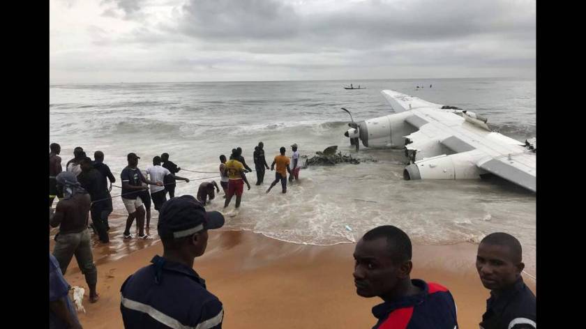 Ακτή Ελεφαντοστού: Εικόνες από το σημείο της συντριβής του αεροσκάφους