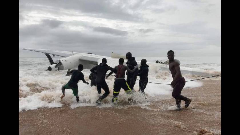 Ακτή Ελεφαντοστού: Εικόνες από το σημείο της συντριβής του αεροσκάφους