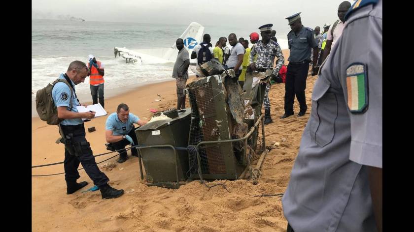 Ακτή Ελεφαντοστού: Εικόνες από το σημείο της συντριβής του αεροσκάφους