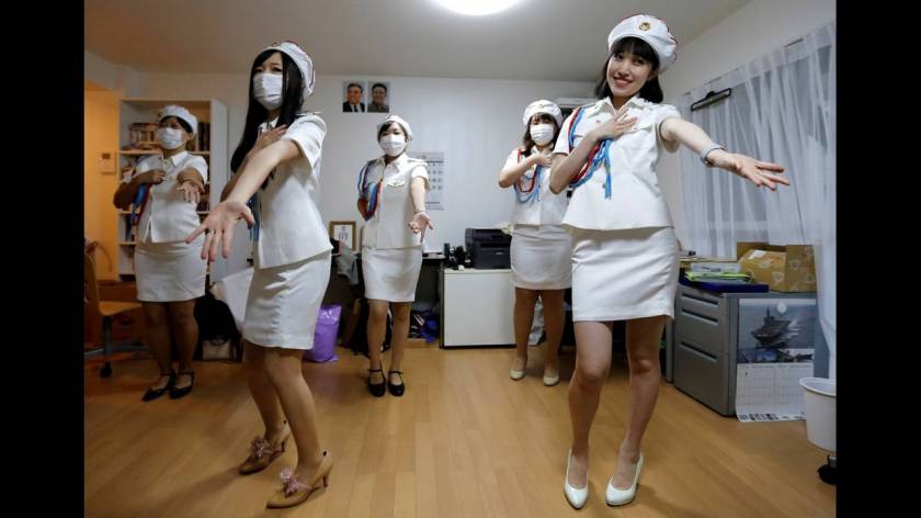 Μέλη του φαν κλαμπ στο Τόκιο χορεύουν.