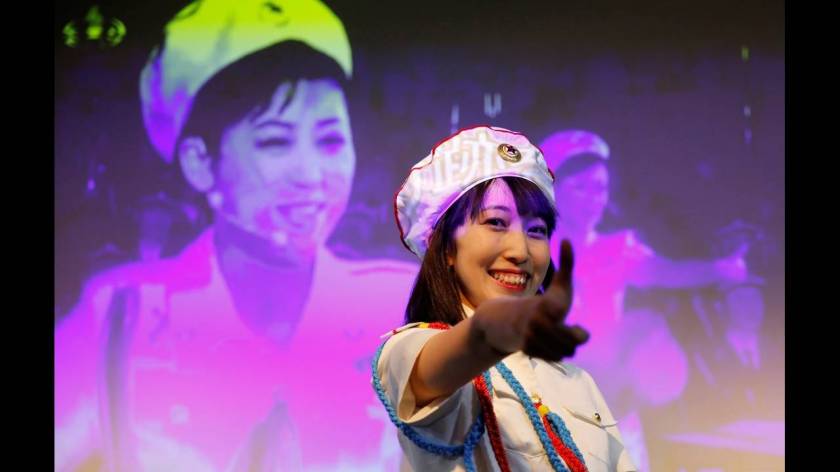 Η Τσουντσουν, πρόεδρος του φαν κλαμπ, χορεύει κατά τη διάρκεια εκδήλωσης.