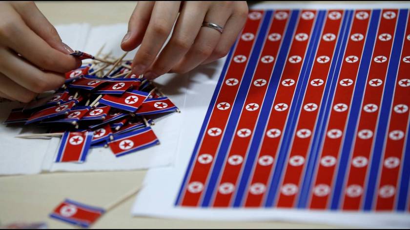 Οδοντογλυφίδες με τη σημαία της Βόρειας Κορέας.