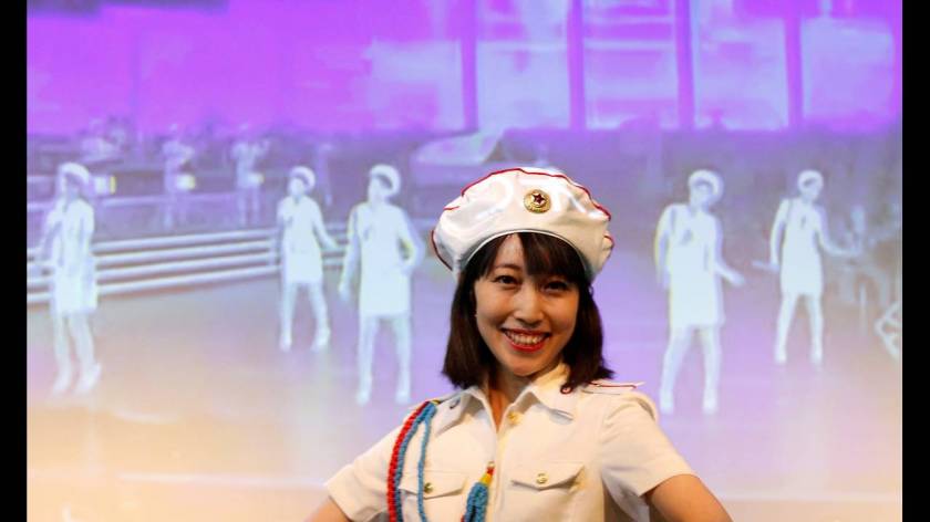 Η Τσουντσουν, πρόεδρος του φαν κλαμπ, χορεύει κατά τη διάρκεια εκδήλωσης.