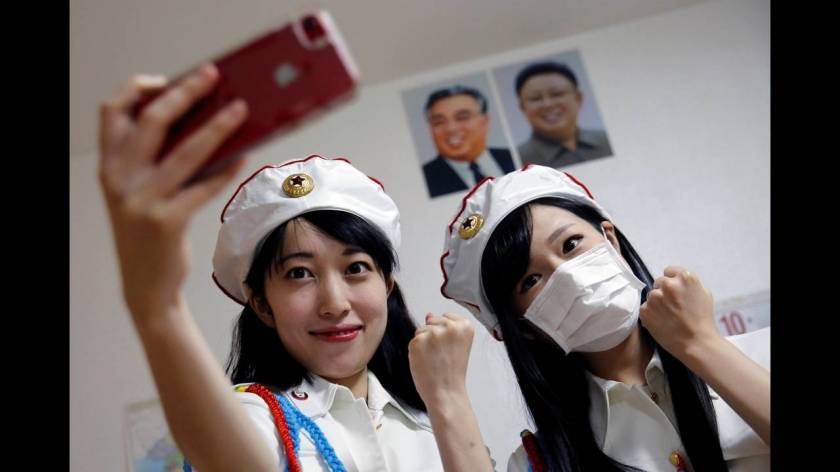 Και η... απαραίτητη selfie με φόντο τα πορτρέτα των Κιμ.