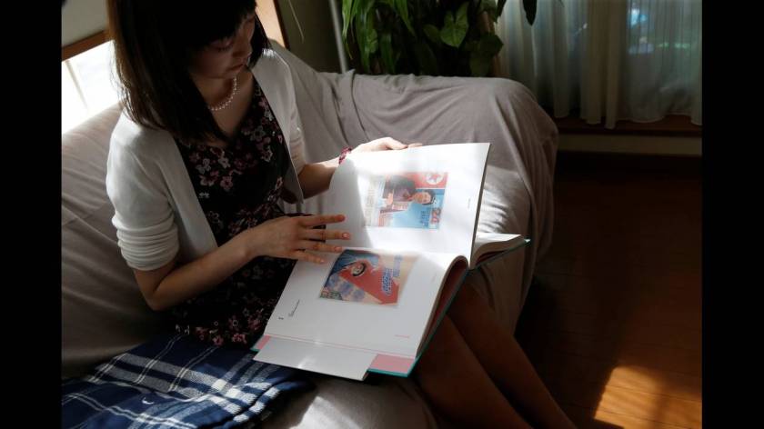 Ξεφυλλίζοντας το άλμπουμ με φωτογραφίες της Βόρειας Κορέας.