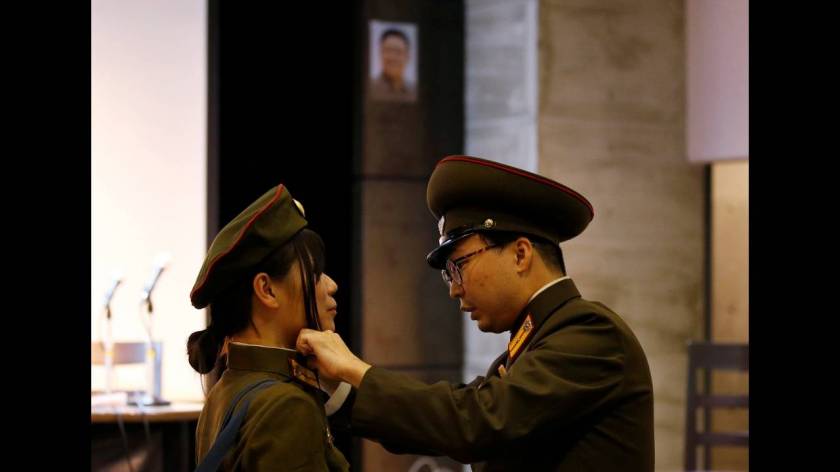 Τα μέλη του φαν κλαμπ φορούν στολές του Βορειοκορεατικού στρατού.