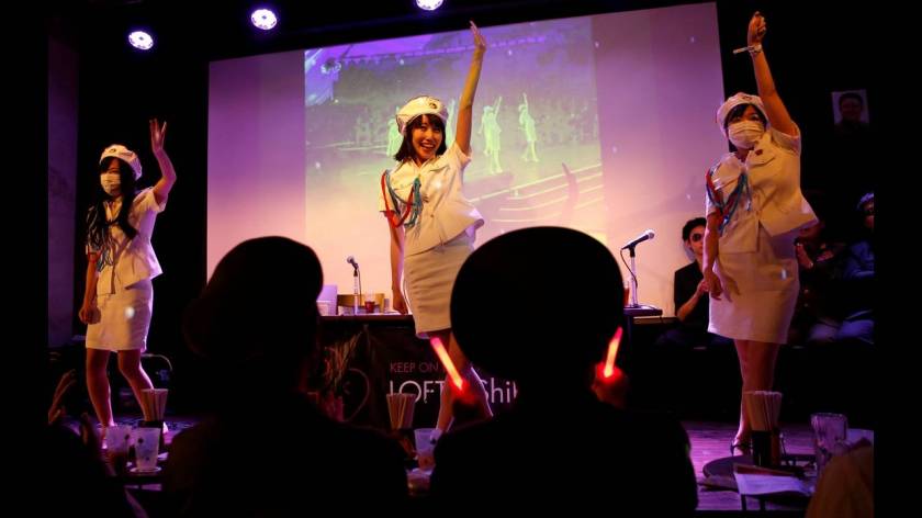 Τα μέλη του κλαμπ χορεύουν κατά τη διάρκεια εκδήλωσης.