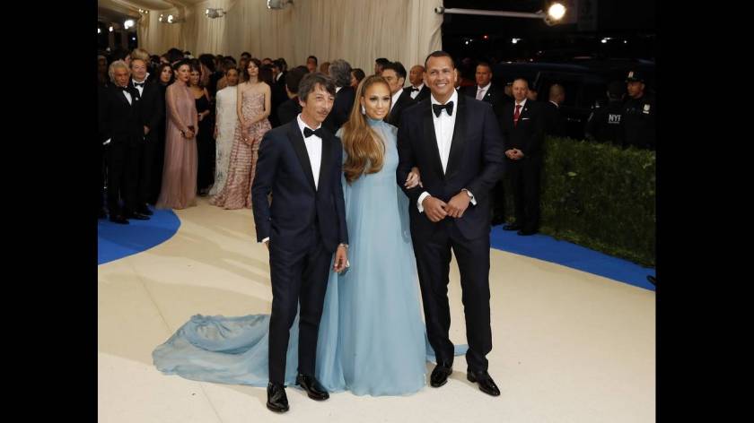 Pierpaolo Piccioli (σχεδιαστής στον oίκο Valentino), Jennifer Lopez & Alex Rodriguez