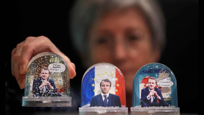Ο Εμανουέλ Μακρόν έγινε… σουβενίρ