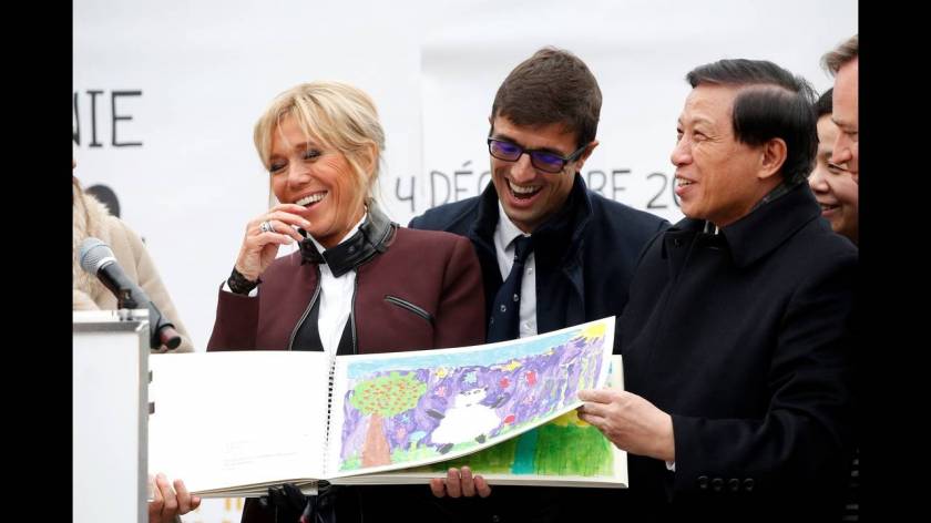 Μπριζίτ Μακρόν: «Νονά» του πρώτου πάντα που γεννήθηκε στη Γαλλία