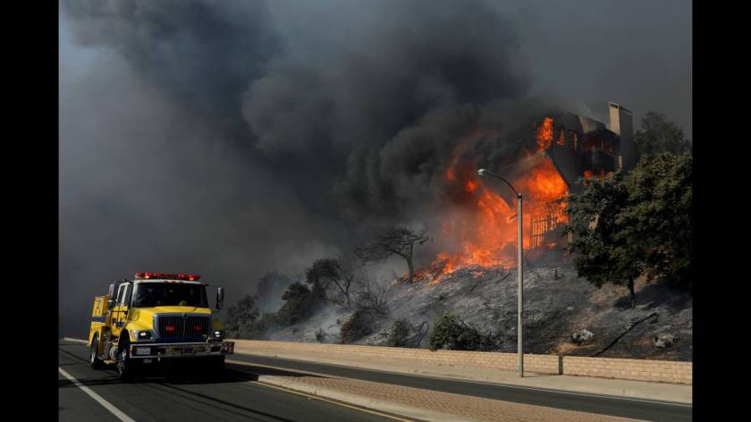 Ανεξέλεγκτη μαίνεται η καταστροφική πυρκαγιά «Τόμας» στην Καλιφόρνια