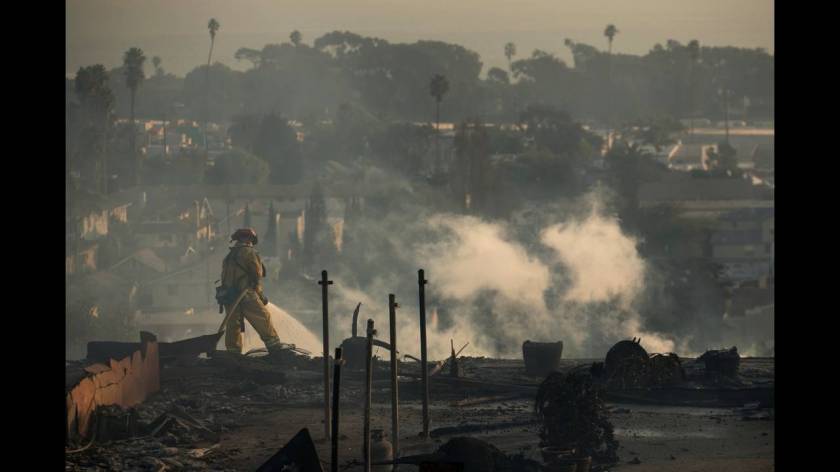 Ανεξέλεγκτη μαίνεται η καταστροφική πυρκαγιά «Τόμας» στην Καλιφόρνια