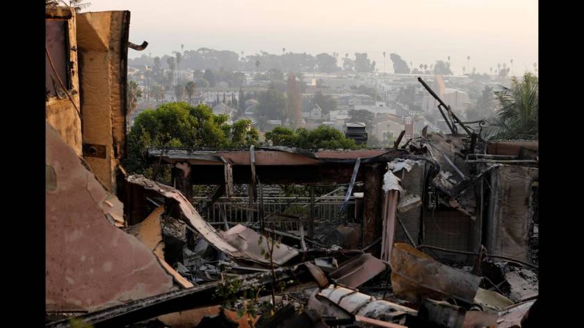 Ανεξέλεγκτη μαίνεται η καταστροφική πυρκαγιά «Τόμας» στην Καλιφόρνια