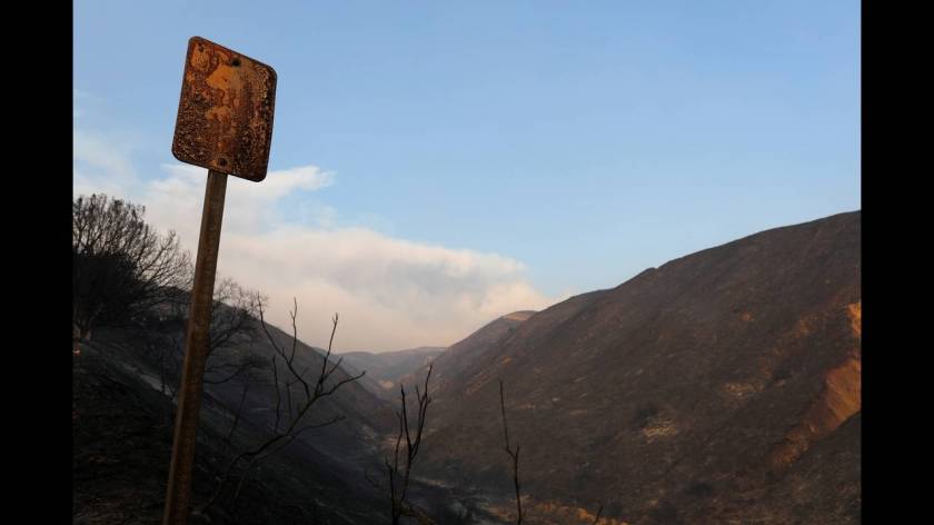 Ανεξέλεγκτη μαίνεται η καταστροφική πυρκαγιά «Τόμας» στην Καλιφόρνια