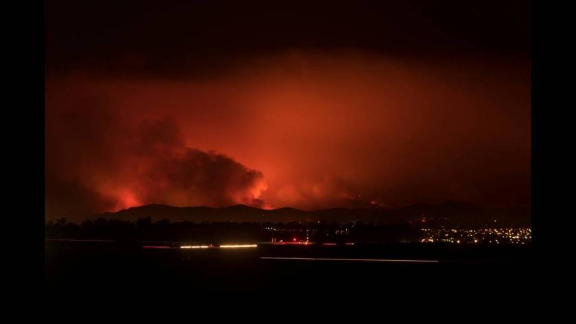Ανεξέλεγκτη μαίνεται η καταστροφική πυρκαγιά «Τόμας» στην Καλιφόρνια