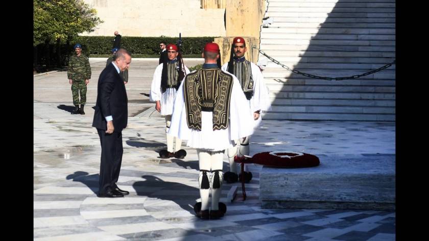 "Ο Ρετζέπ Ταγίπ Ερντογάν καταθέτει στεφάνι στο μνημείο του Άγνωστου Στρατιώτη, κατά τη διάρκεια της επίσημης επίσκεψής του στην Αθήνα." Ελένη Βέργου