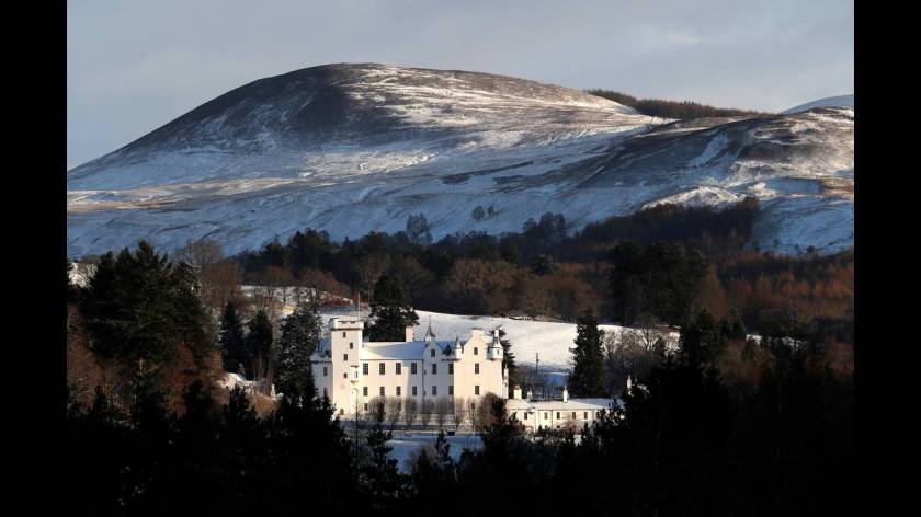 "Το χιονισμένο Blair Castle της Σκωτίας «κλέβει» τις εντυπώσεις."-Μάγδα Μπακούση