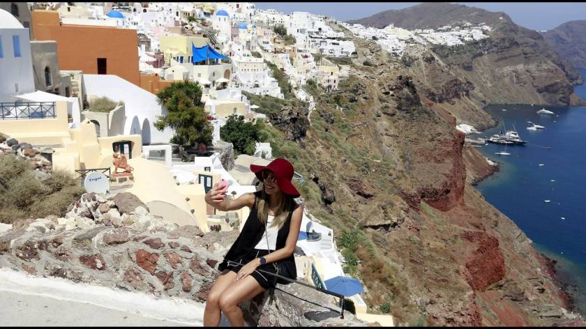 Για άπειρα φωτογραφικά κλικ προσφέρεται η Οία, το μαγευτικό χωριό στη Σαντορίνη. Ανάμεσα σε αυτά τα… κλικ έχουν την τιμητική τους και οι selfies.