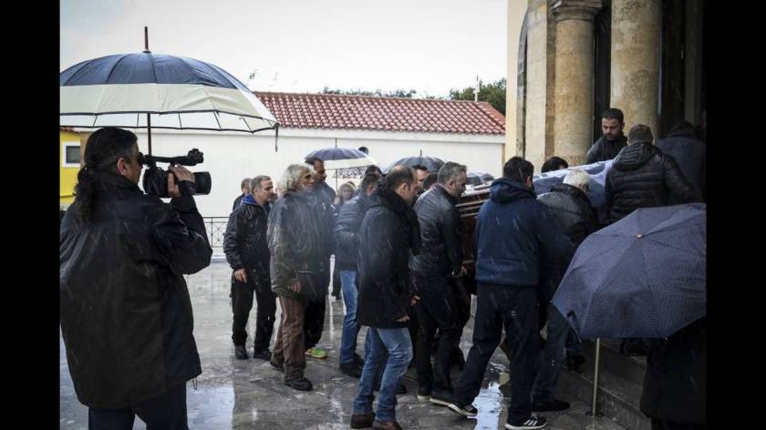 Τα «παιδιά» του Γκέραρντ μετέφεραν το φέρετρο με τη σορό του.