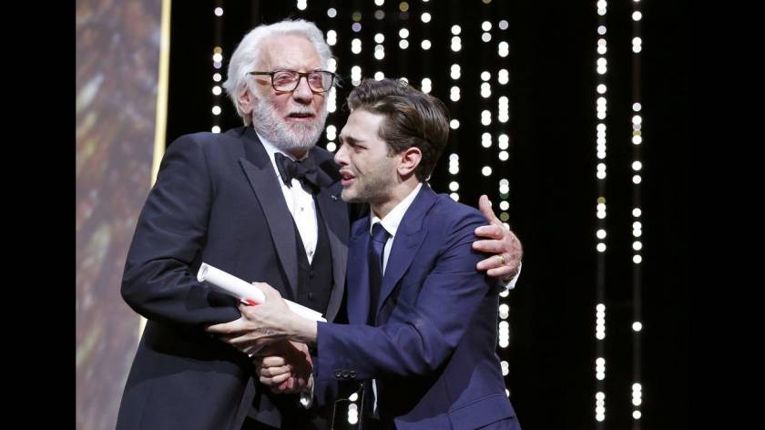 Ο Ξαβιέ Ντολάν, συγκινημένος από τη διάκριση, δίπλα από τον Ντόναλντ Σάδερλαντ.