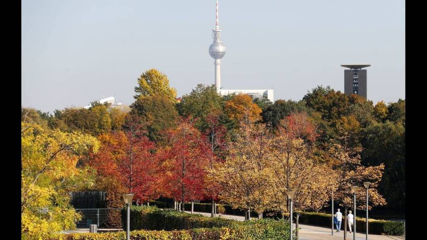 Ο πύργος της τηλεόρασης στο Βερολίνο, με φόντο φθινοπωρινά χρώματα.