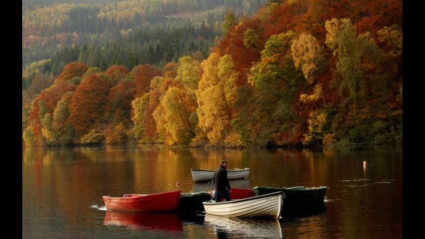 Φθινοπωρινό τοπίο στη λίμνη Faskally στο Pitlochry της Σκωτίας.