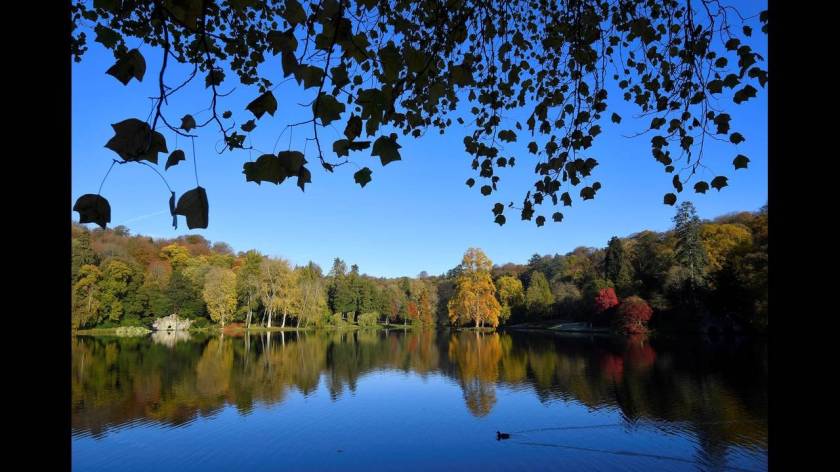 Φθινόπωρο στους κήπους του  Stourhead στο Wiltshire της Βρετανίας.