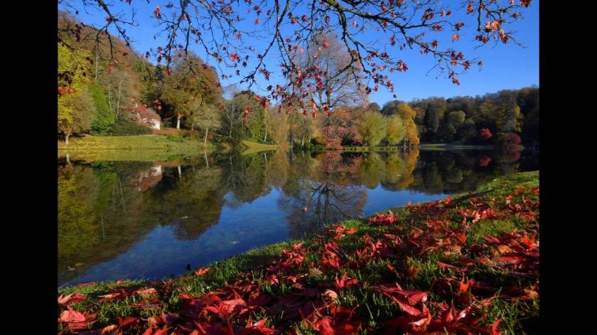 Φθινόπωρο στους κήπους του  Stourhead στο Wiltshire της Βρετανίας.