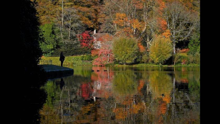 Φθινόπωρο στους κήπους του  Stourhead στο Wiltshire της Βρετανίας.