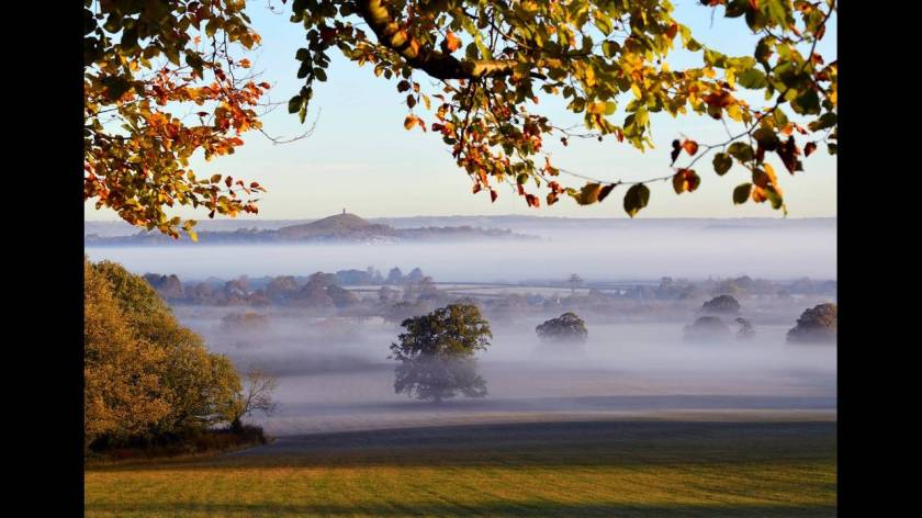 Τοπίο στην ομίχλη στο Glastonbury, στη Βρετανία.
