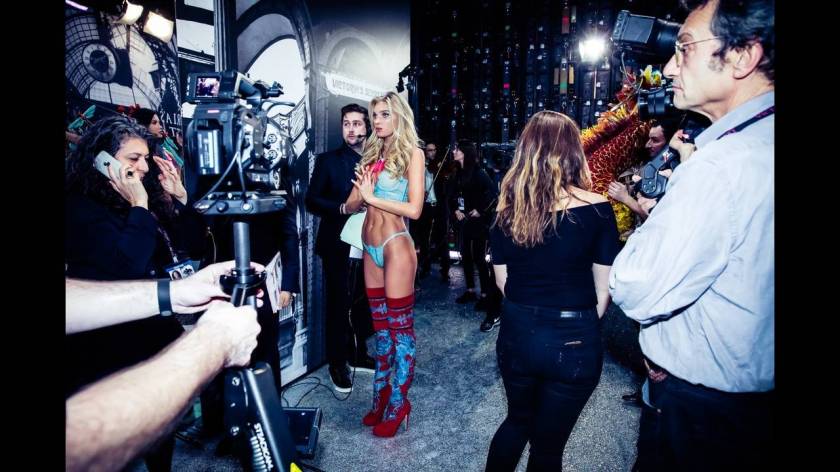 Στα backstage του Victoria's Secret με το Vanity Fair