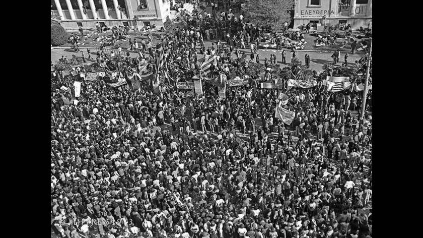 Οι Αθηναίοι συγκεντρώνονται για να υποστηρίξουν τους φοιτητές