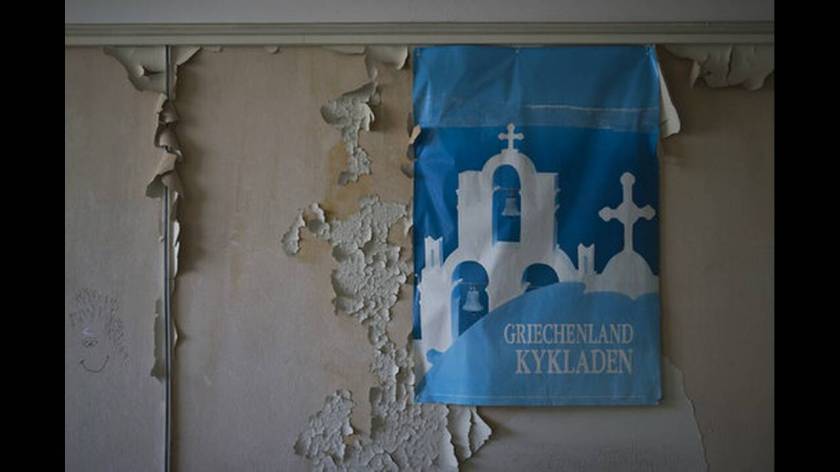 Διακοπές στις Κυκλάδες. Και ο τοίχος ξεφτισμένος, αφημένος στο σκληρό χρόνο