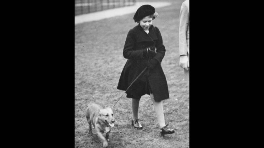 1936
Η δεκάχρονη πριγκίπισσα Ελισάβετ βγάζει βόλτα το σκύλο της στο Χάιντ Παρκ. Ο πατέρας της είναι Δούκας του Γιορκ και στο θρόνο είναι ο Εδουάρδος ο 8ος.