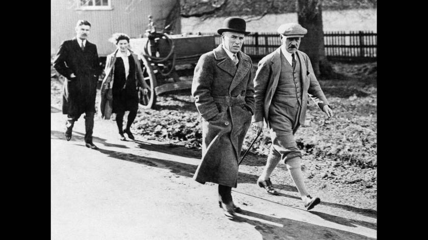 1931
Ο Τσάρλι Τσάπλιν και ο Πρωθυπουργός της Μ. Βρετανίας Ράμσι ΜακΝτόναλντ περπατούν προς την κατοικία του δεύτερου. Ο Τσάπλιν μόλις έχει επιστρέψει στη Βρετανία, μετά από απουσία 10 ετών.