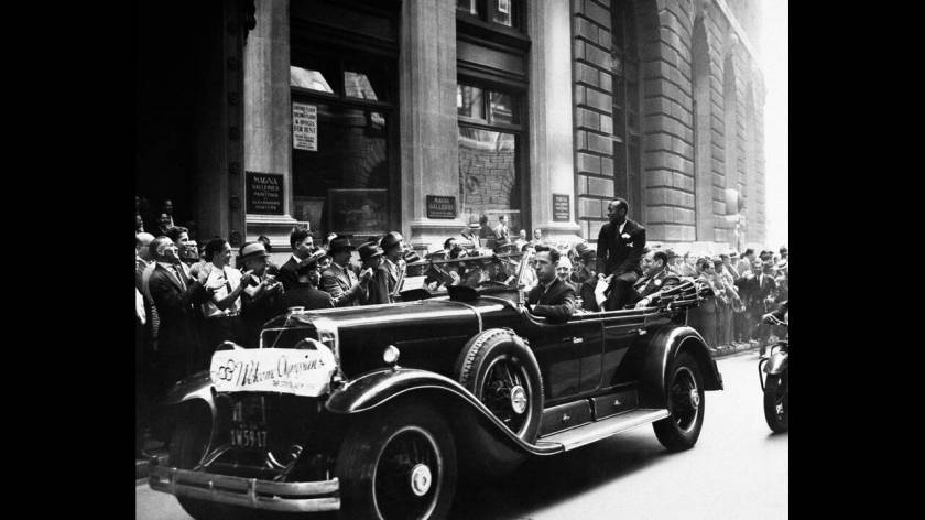 1936
Ο Ολυμπιονίκης Τζέσε Όουενς χαιρετάει το πλήθος που έχει συγκεντρωθεί για να τον τιμήσει στη Νέα Υόρκη.