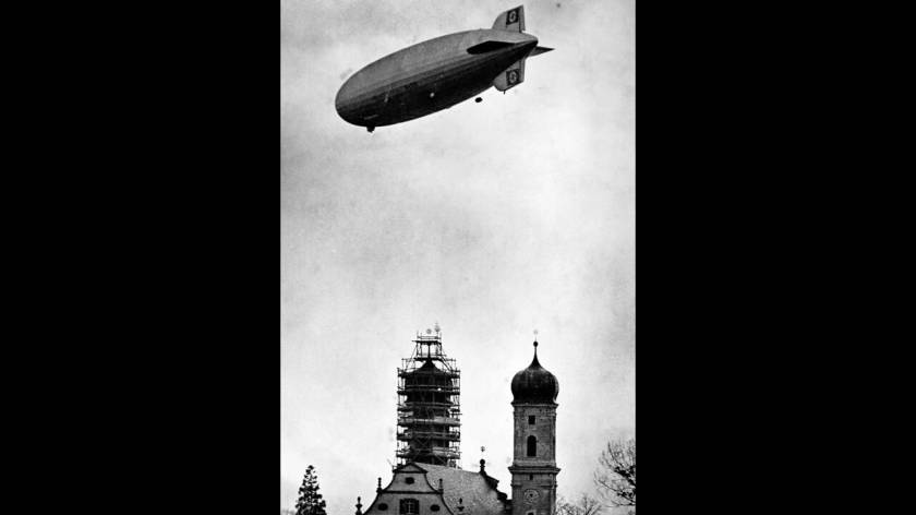 1936
Το Χίντενμπουργκ, το τεράστιο γερμανικό Ζέπελιν, συμπληρώνει επιτυχώς την πρώτη του δοκιμαστική πτήση στο Φρίντρισχαφεν.