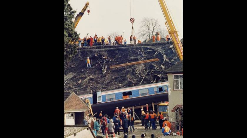 1989
Εργάτες καθαρίζουν τα συντρίμμια στη σιδηροδρομική γραμμή, μετά τη σύγκρουση δύο τρένων κοντά στο Πάρλεϊ, στο Νότιο Λονδίνο. Στο δυστύχημα σκοτώθηκαν 5 άνθρωποι και τραυματίστηκαν 80.