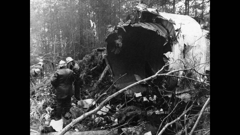 1974
Πυροσβέστες στέκονται δίπλα στην άτρακτο του DC10 των Τουρκικών Αερογραμμών που συνετρίβη έξω από το Παρίσι, με συνέπεια να σκοτωθούν και οι  345 επιβαίνοντες σε αυτό. Ήταν η χειρότερη έως τότε αεροπορική τραγωδία στην ιστορία.