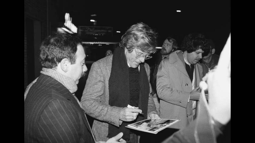 1981
Ο ηθοποιός και σκηνοθέτης Ρόμπερτ Ρέντφορντ υπογράφει αυτόγραφα, έξω από το θέατρο Μπρους Άτκινσον στη Νέα Υόρκη, όπου βρέθηκε για να παρακολουθήσει την παράσταση "Λολίτα", με πρωταγωνιστεί το Ντόναλντ Σάντερλαντ.