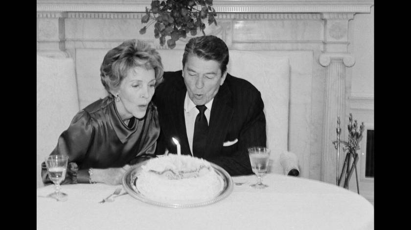 1985
Ο Πρόεδρος των ΗΠΑ, Ρόναλντ Ρίγκαν και η σύζυγός του Νάνσυ σβήνουν ένα κεράκι σε μια μικρή τούρτα, στο Λευκό Οίκο, στην Ουάσινγκτον, με την ευκαιρία της 33ης επετείου του γάμου τους.