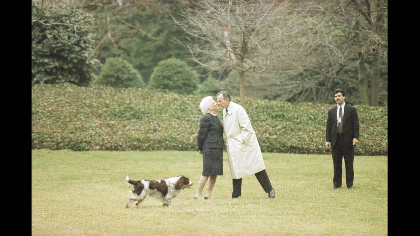 1992
Ο Τζορτζ και η Μπάρμπαρα Μπους φιλιούνται στον κήπο του Λευκού Οίκου, υπό το βλέμμα του σκύλου τους, της Μίλι.