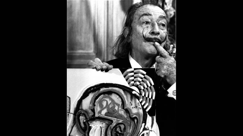 1975
Ο Σαλβαδόρ Νταλί αποκαλύπτει έναν από τους καινούργιους του πίνακες, μέρος της συλλογής του που ονομάζεται "οράματα και αντικείμενα του μέλλοντος", στη Νέα Υόρκη.