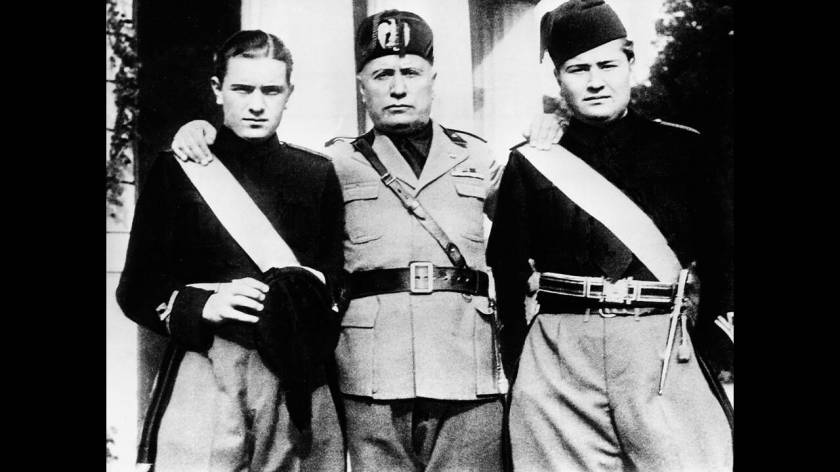 1935
Ο Μπενίτο Μουσολίνο, με τους δύο γιους του: το Μπρούνο στα αριστερά και τον Βιτόριο, κατά τη διάρκεια ενός Φεστιβάλ της Φασιστικής Νεολαίας στη Ρώμη.
