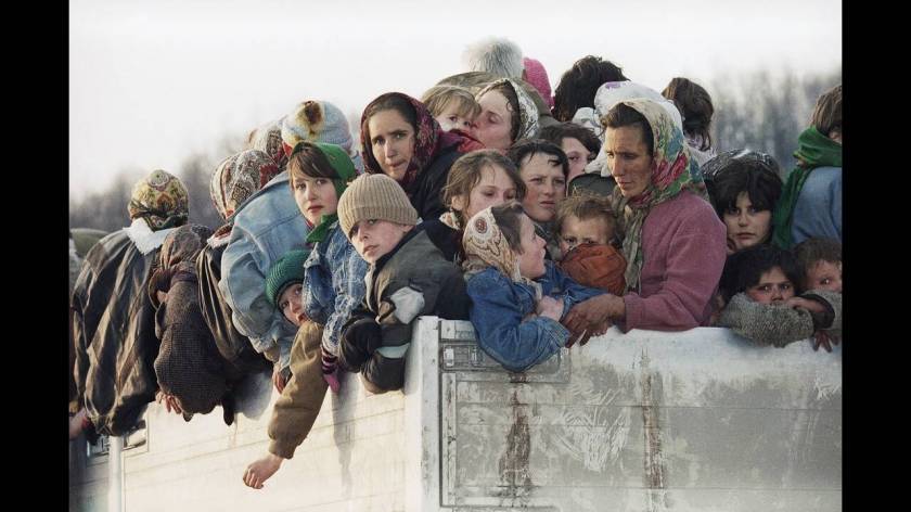 1993
Περισσότεροι από 2.500 Μουσουλμάνοι απομακρύνονται από τον θύλακα της Σρεμπρένιτσα που βρίσκεται υπό πολιορκία από τις Σερβικές δυνάμεις, κατά τη διάρκεια του εμφυλίου πολέμου της Γιουγκοσλαβίας.