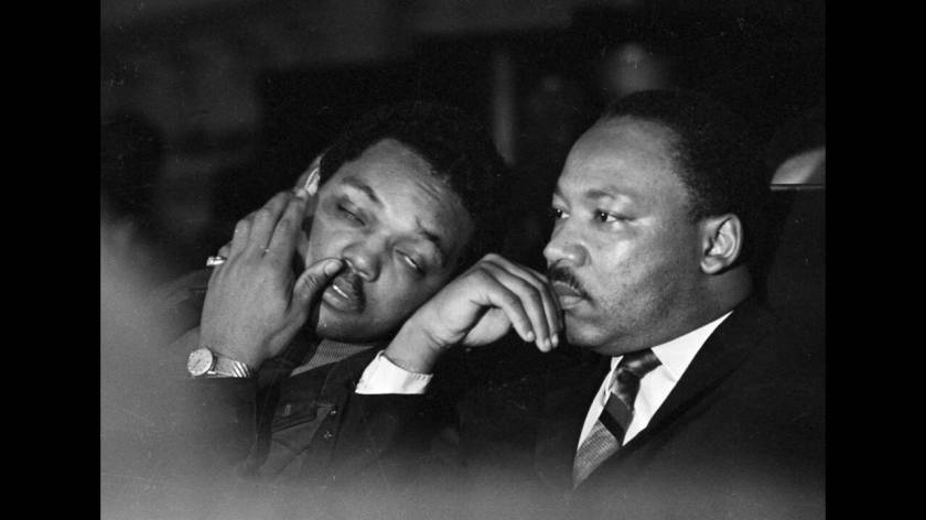 1968
Ο Μάρτιν Λούπερ Κίνγκ με τον Τζέσι Τζάκσον, στην τελευταία του εμφάνιση εν ζωή. Λίγο αργότερα δολοφονήθηκε έξω από το ξενοδοχείο του στο Μέμφις, του Τενεσί.