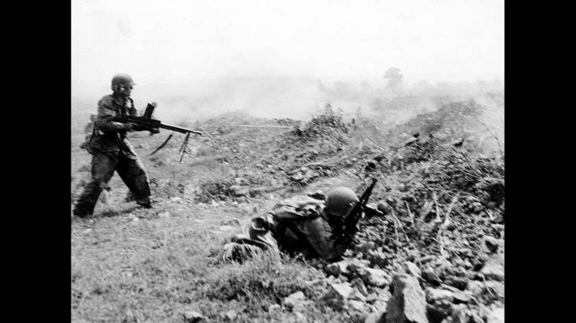 1954
Στρατιώτες του γαλλικού στρατού στο Ντιέν Μπιέν Φου. Μετά από μια θρυλική πολιορκία, ο κομμουνιστικός στρατός των Βιέτ Μινχ, εξαπέλυσε επίθεση από τρία μέτωπα και κατέλαβε το οχυρό των Γάλλων.