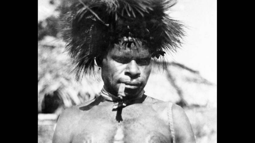 1942
Οι Ιάπωνες που βρίσκονται στη Νέα Γουινέα, φοβούνται τους Παπούα. Και ο φόβος τους είναι σχεδόν μεταφυσικός, καθώς οι Παπούα είναι ατρόμητοι. Ο συγκεκριμένος Παπούα δείχνει, με τον τρόπο που έχει φτιάξει τα μαλλιά του ότι είναι ήδη ένας έμπειρος κυν