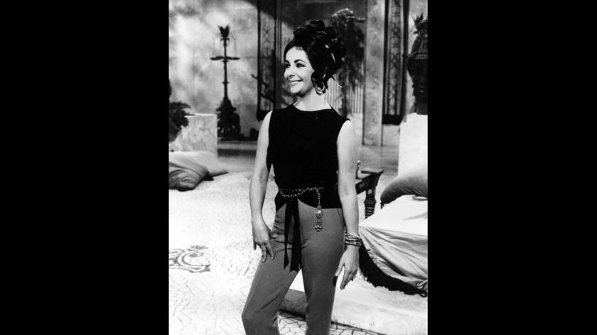 1962
Η Αμερικανίδα ηθοποιός Ελίζαμπεθ Τέιλορ ποζάρει στο πλατό όπου γυρίζεται η "Κλεοπάτρα", στα στούντιο της Τσινετσιτά στη Ρώμη.